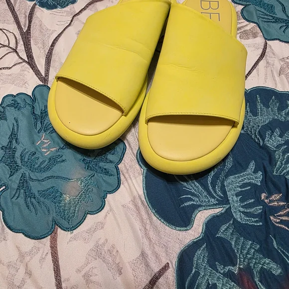 Matisse Yellow Slide Mules - Picture 2 of 7